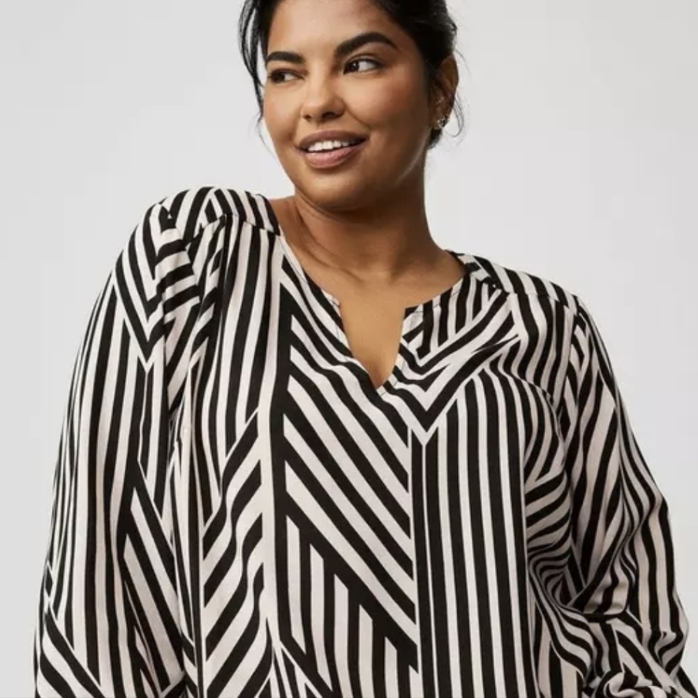 Torrid Women's Flowy Geometric Black & Beige Striped Rayon Top (Size 1/US XL)